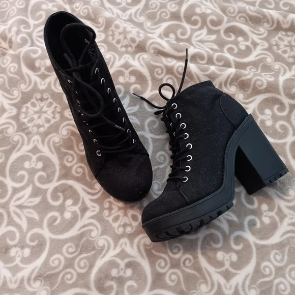 Boots size 7 - Picture 3 of 7